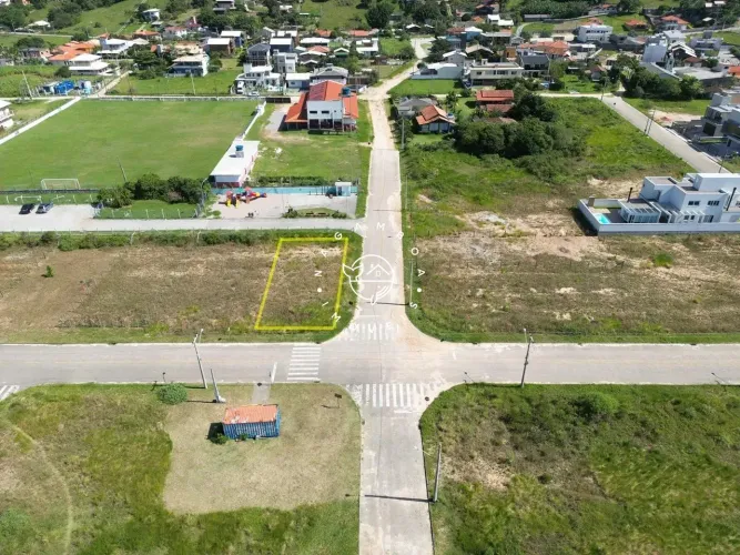 Terreno de esquina à venda no Lot. Mares de Garopaba na Praia da Gamboa!