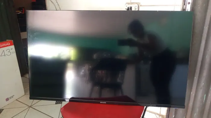 Tv smart Aiwa 43 polegadas na caixa.