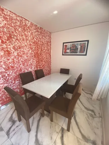 Conjunto de mesa com cadeiras 