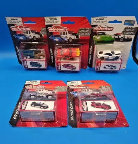 5 Majorette Lot 1/64 Diecast Car Porsche, Mustang, Nissan, Police, Land Rover<br>R$ 340<br>