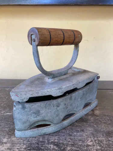 Ferro antigo à brasa, em alumínio