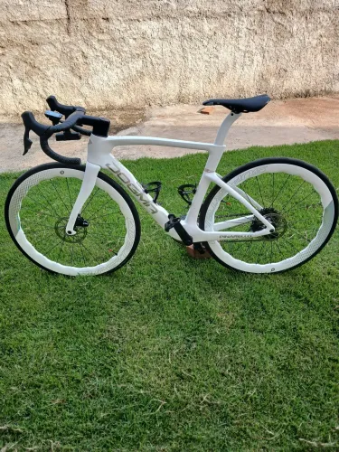 Pinarelo doguima quadro 54 toda no carbono 12v eletrônico pneus com tubeles rodou 500km