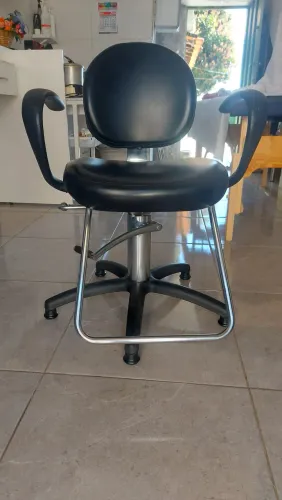 Cadeira de salão de beleza Raisan semi nova