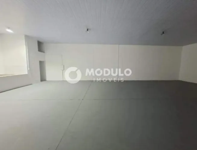 Galpão comercial disponível para locação no bairro Jardim Brasília.