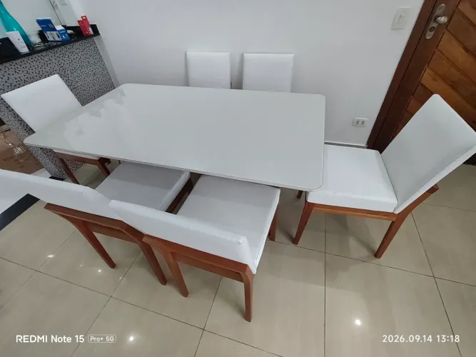 Mesa de vidro com 6 cadeiras