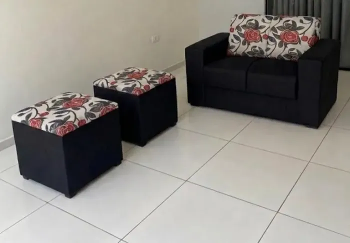 Sofá medida 1,35/70 ótimo pra apartamento bem confortável com estampa