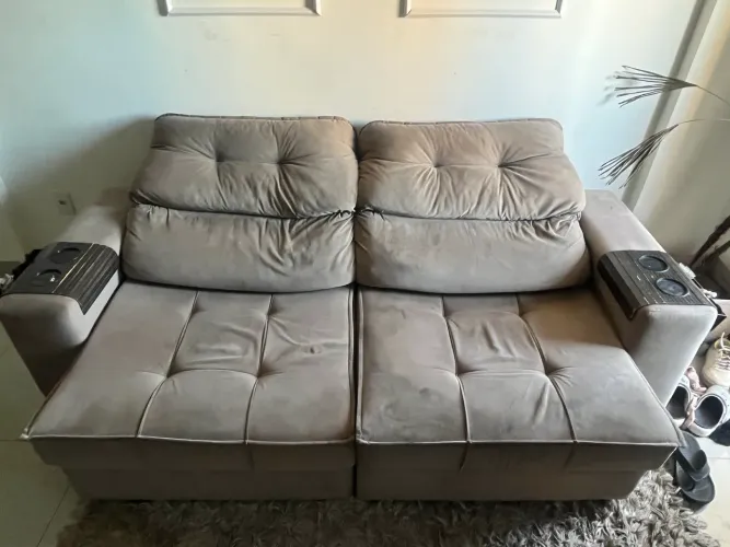 Vendo sofá suede retrátil-reclinável 4 lugares na cor beje com dois porta copos