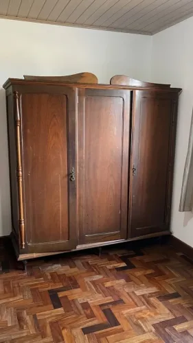 Guarda-Roupa Antigo em Madeira Maciça - 3 Portas e Gaveteiro Interno