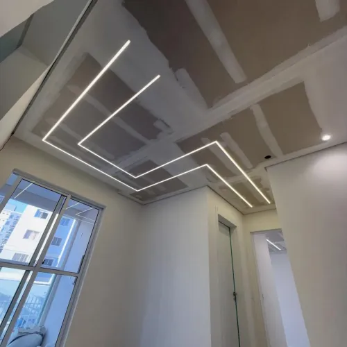Drywall, elétrica e pintura: tudo em uma única equipe.