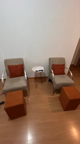 Kit sala com 2 poltronas 2 puffs e mesinha