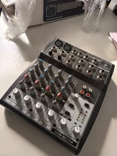 Mesa de som Behringer Xenyx 802