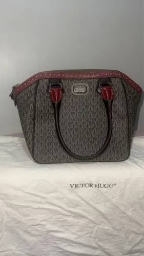 Bolsa Victor Hugo preta com detalhes vermelhos