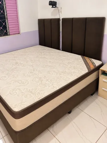 Cama de casal com cabeceira estofada