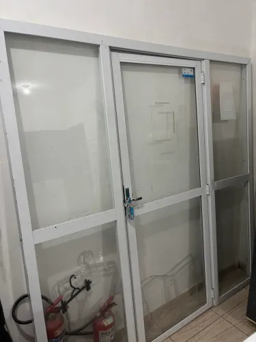 Conjunto porta/divisória de alumínio + vidro