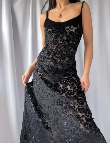 Vestido transparente decorado com veludo 