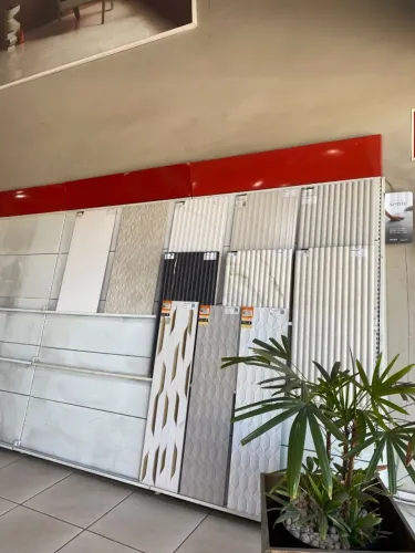 Temos um lote de gôndolas e móveis comerciais de excelente qualidade,