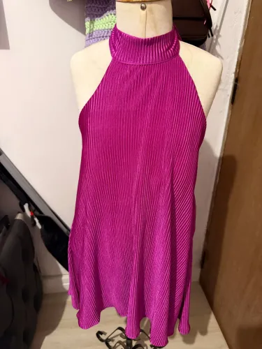 Vestido lilás plinssado