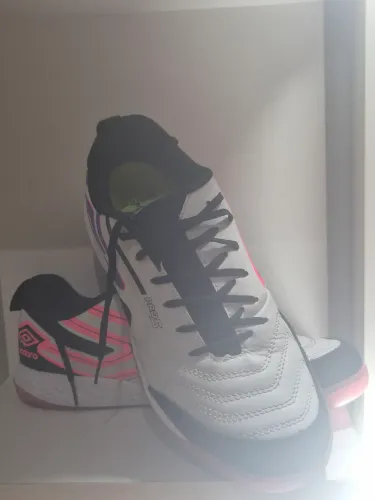 Vendo chuteira UMBRO