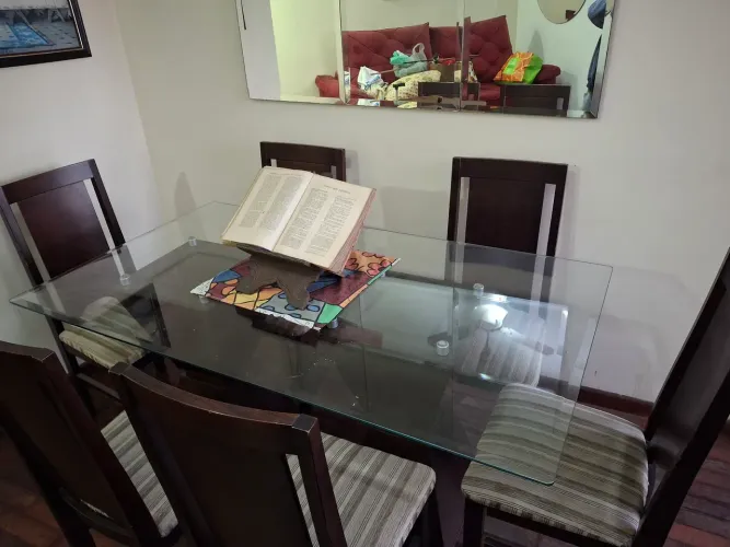 Mesa de vidro + 06 cadeiras
