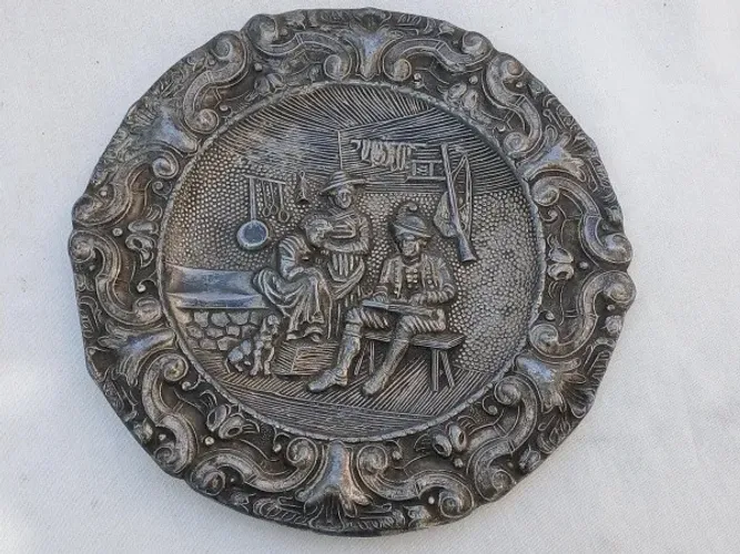 Antigo Medalhão europeu em metal ricamente cinzelado alto relevo Cenas campestres*