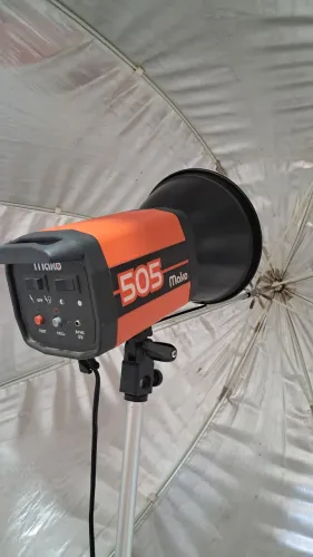 Dois Flashs de Estúdio Mako 505