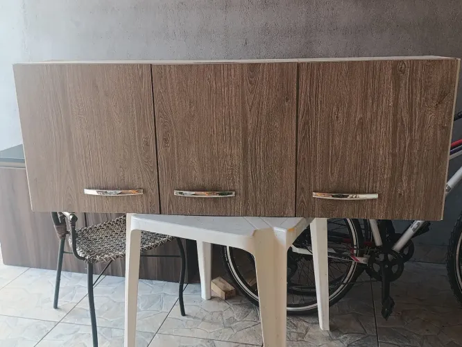 Armário suspenso de cozinha 3 portas.
