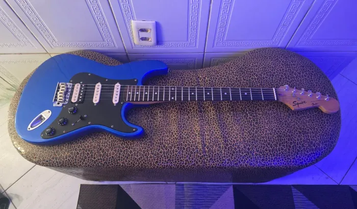 Guitarra Stratocaster Squier Korea década de 90.