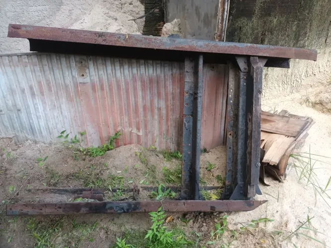 Pedaço do chassis com a travessa da 1113