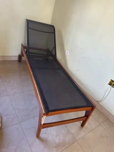 Espreguiçadeira para Piscina em madeira maciça com rodinhas - reclinável com Tela Sling