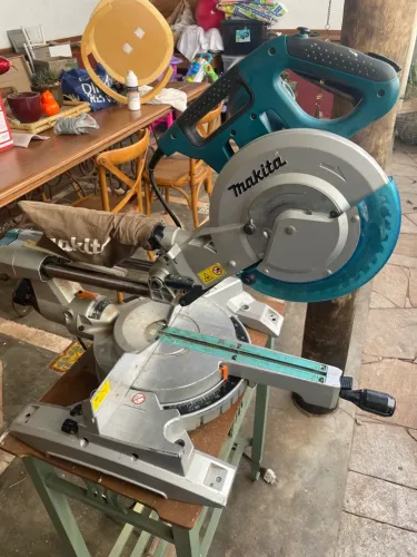 Serra meia esquadria makita LS1018L