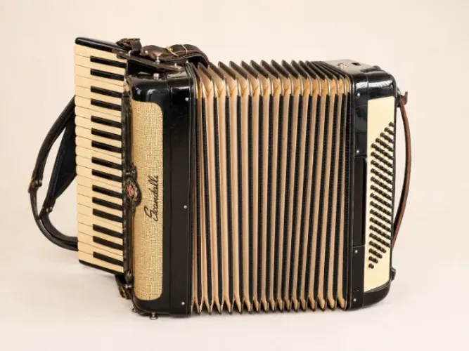 Acordeon Scandalli Italiano - 80 Baixos com Estojo - original em excelente estado