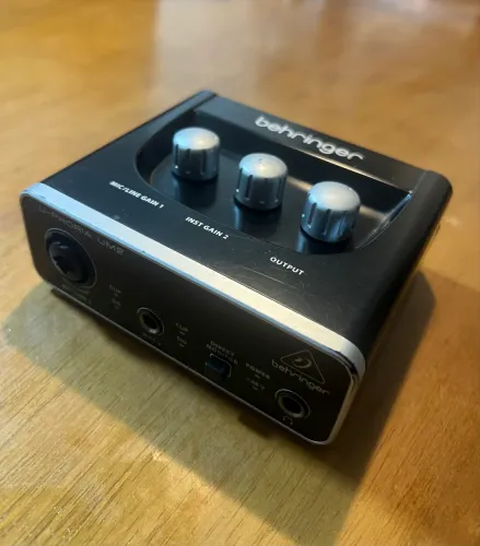 Placa de Áudio Behringer Um2