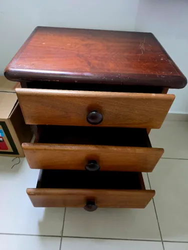 Cômoda Imbuia com 3 gavetas Excelente!