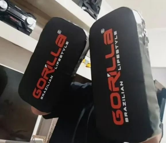 Par Thai pad Gorilla aparador