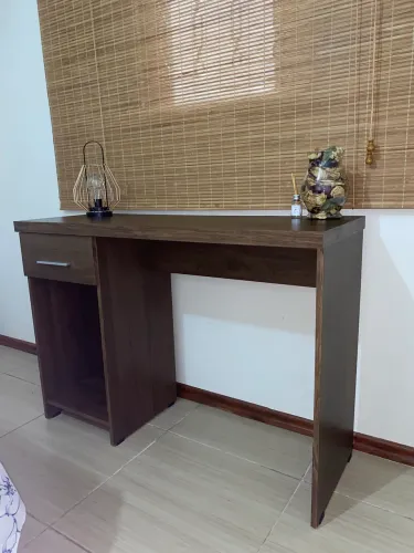 Conjunto Escrivaninha Moderna + Cadeira de Fibra Sintética - Perfeito Estado!