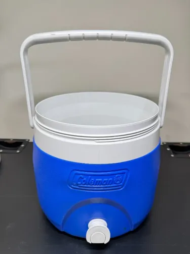 Galão Jarra Térmica Coleman 7,5 Litros com Torneira - Azul e Branco