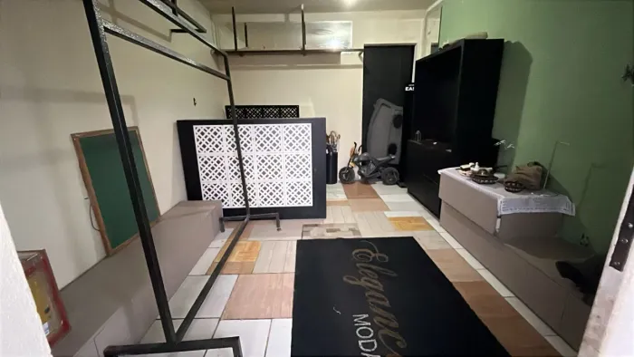 Loja de roupas para retirar do local estoque mais mobília novas de marca