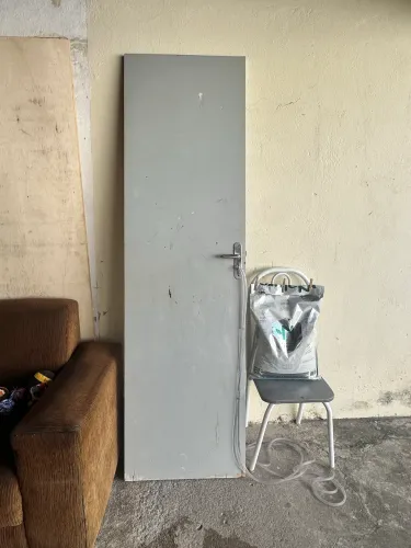 Vendo porta, sanitário, pia e armário 