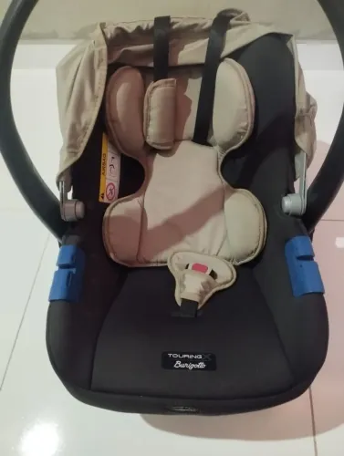 Carrinho de bebê e bebê conforto