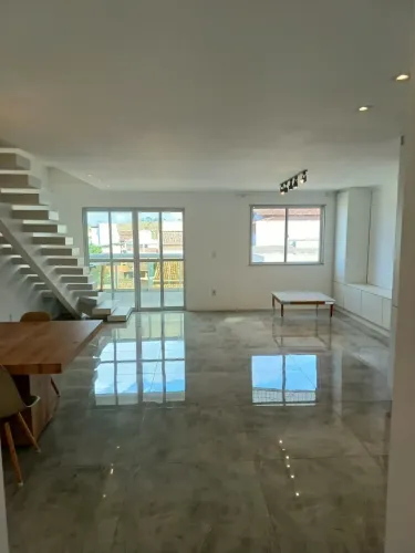 Cobertura Duplex 150m² no Costa Azul: 4 Quartos, 3 Suítes e Lazer de Clube