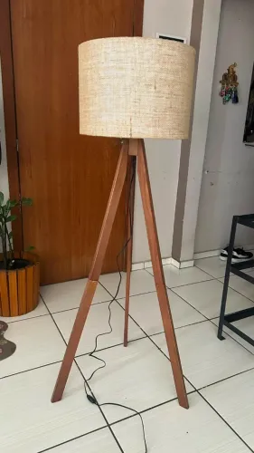 ABAJUR DE CHÃO TRIPÉ