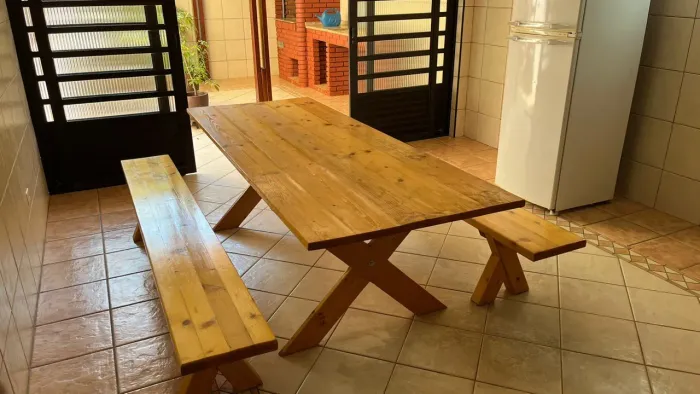 Mesa de madeira (com 2 bancos)