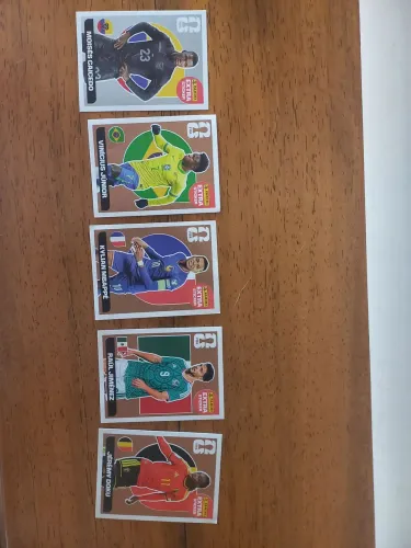 Pack 5 Figurinhas Extra 2026: Caicedo Prata + Vini Jr. + Mbappé + Jiménez+ Doku bronze