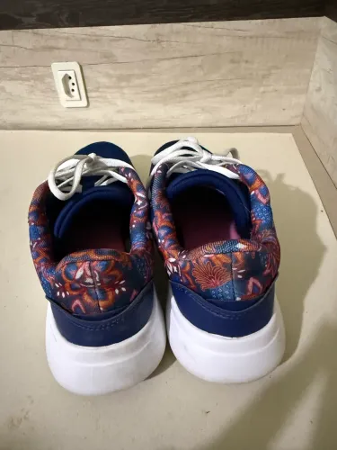 Tênis adidas 