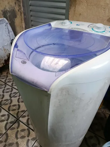 Máquina de lavar roupa Elétrolux 7 kilos vem.