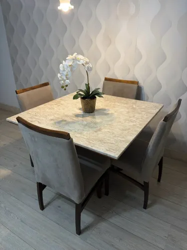 Mesa de Jantar com Tampo de Mármore + 4 Cadeiras Estofadas - Excelente Estado