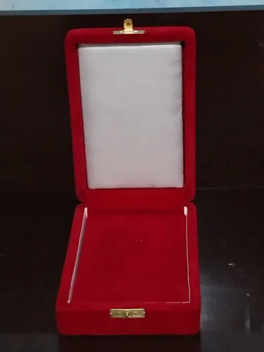 Estojo Porta-Medalha em Veludo Vermelho