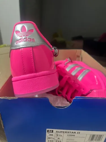 Tênis adidas + boca rosa 