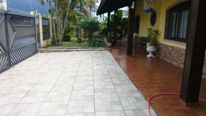 Casa ISOLADA no Florida, 7 dormitórios, 7 vagas, piscina, edícula, confira em Praia Grande