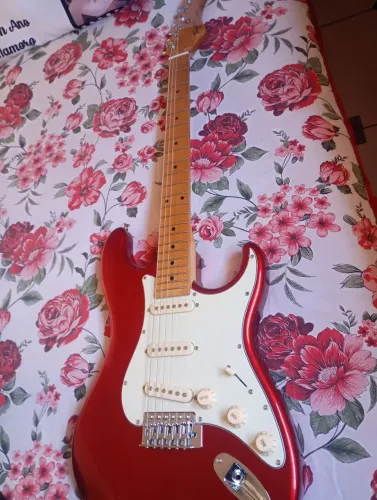 guitarra + capa + amplificador+ cabo com duas paletas, guitarra em perfeito estado